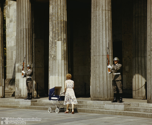 Ehrenwache vor dem Mahnmal für die Opfer des Faschismus und Militarismus (Neue Wache), Unter den Linden,  Berlin (Ost) (1983) 
